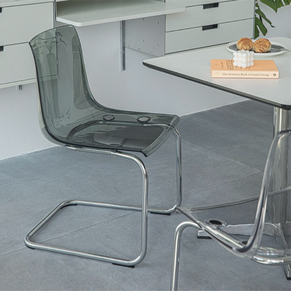 モダンかつ無骨な雰囲気のクリアブラック