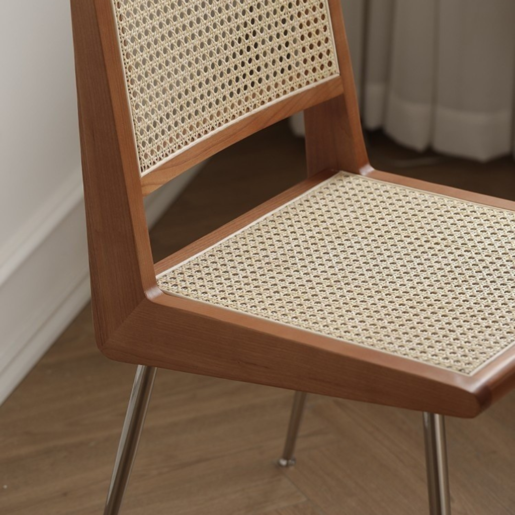 ラタンの座面と無垢材のウッドフレーム