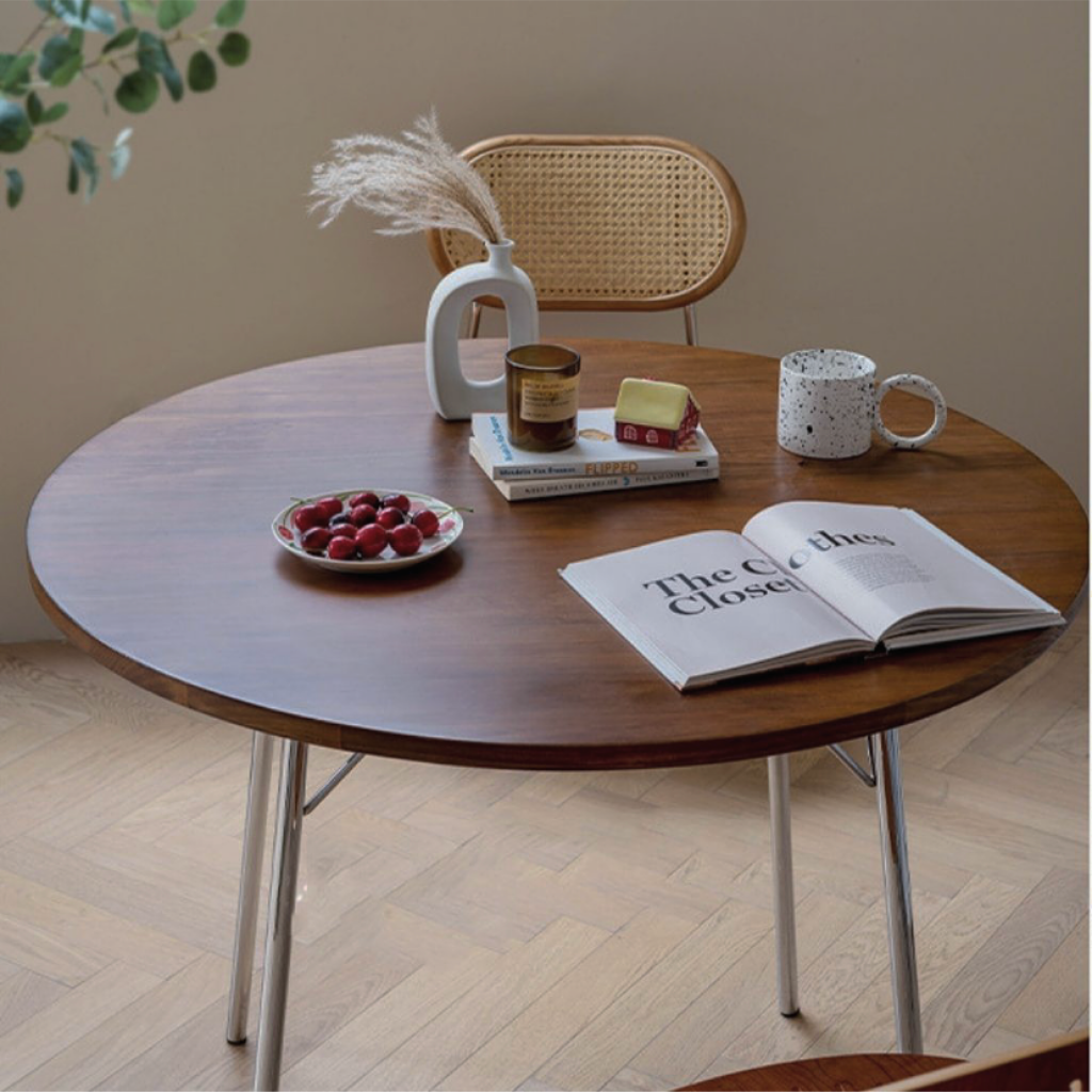 無垢材の質感を活かした天板のカラーリングもポイント。